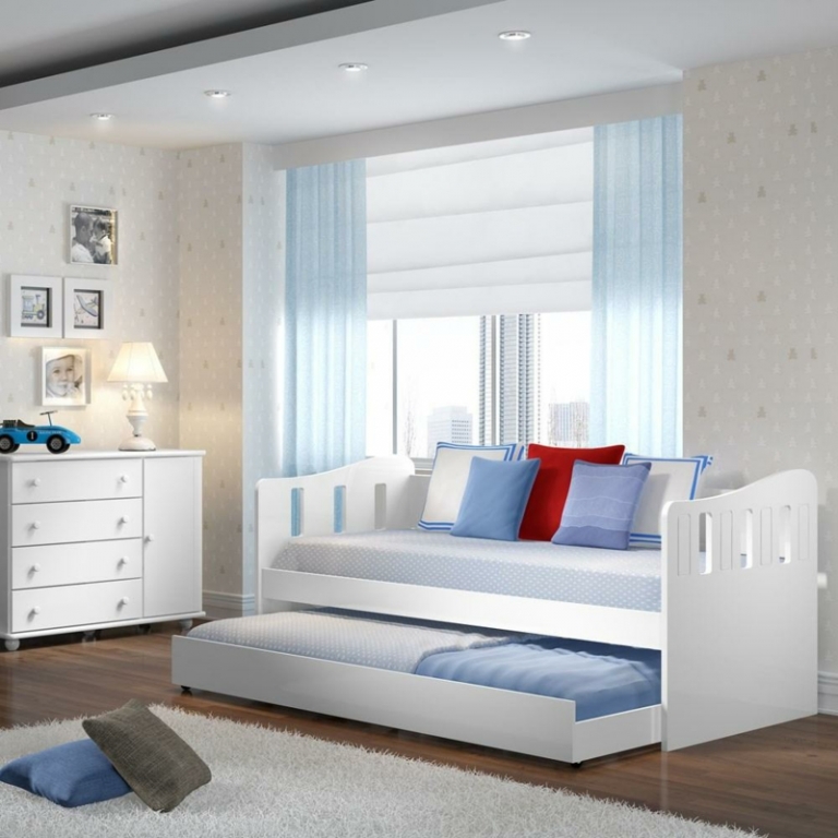 blanc-neige-chambre-enfant-mobilier-assorti-coussins-décoratifs-motifs-blancs-bleus