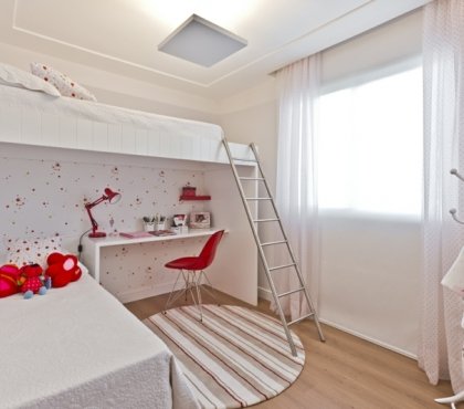 blanc neige motifs-rouges-murs-mobilier-assorti-parquet-marron-clair-sol