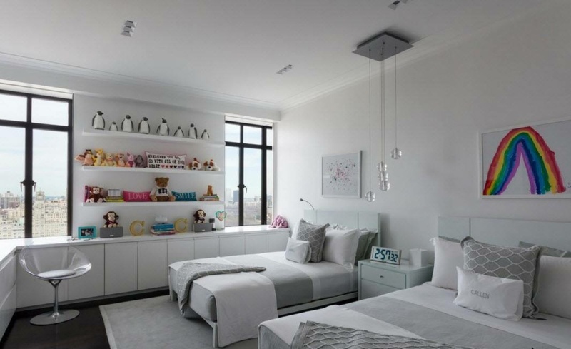 blanc-neige-murs-chambre-enfant-literie-gris-blanc-cadre-coloré