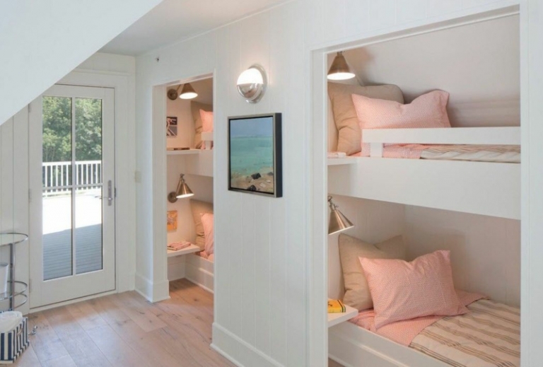 blanc-neige-murs-lit-intégré-assorti-literie-beige-rose-pastel