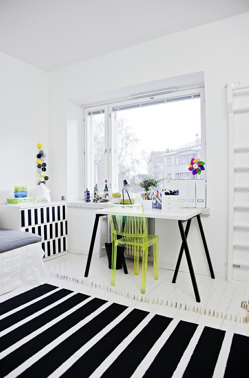 blanc-neige-murs-meubles-assortis-tapis-rayé-noir-blanc