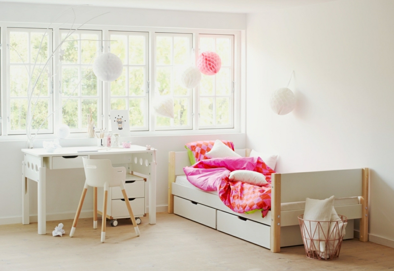 blanc-neige-murs-mobilier-assorti-literie-colorée-sol-parquet-marron-clair