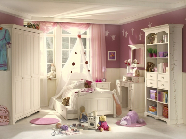 blanc-neige-plafond-mobilier-assorti-peinture-murale-rose