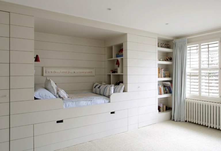 blanc-neige-plafond-sol-assorti-lambris-mural-bois-blanc-lit-intégré