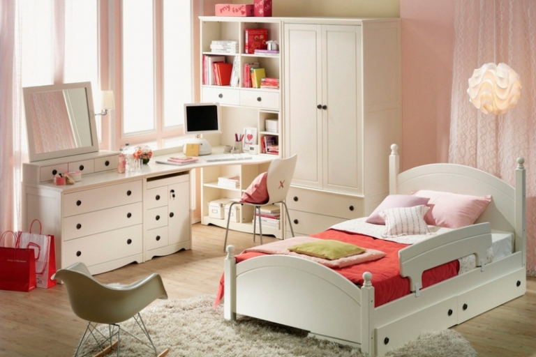 blanc-neige-rose-poudré-murs-mobilier-blanc-assorti