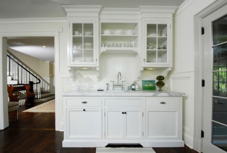buffet-cuisine-blanc-vintage-armoires-portes-vitrees-plan-travail-marbre-lambris-mural-bois