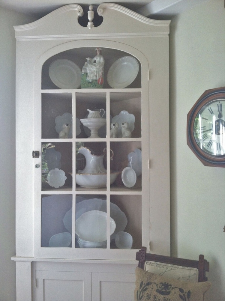 buffet-cuisine-blanc-vintage-porte-vitree-vaisselle-ceramique