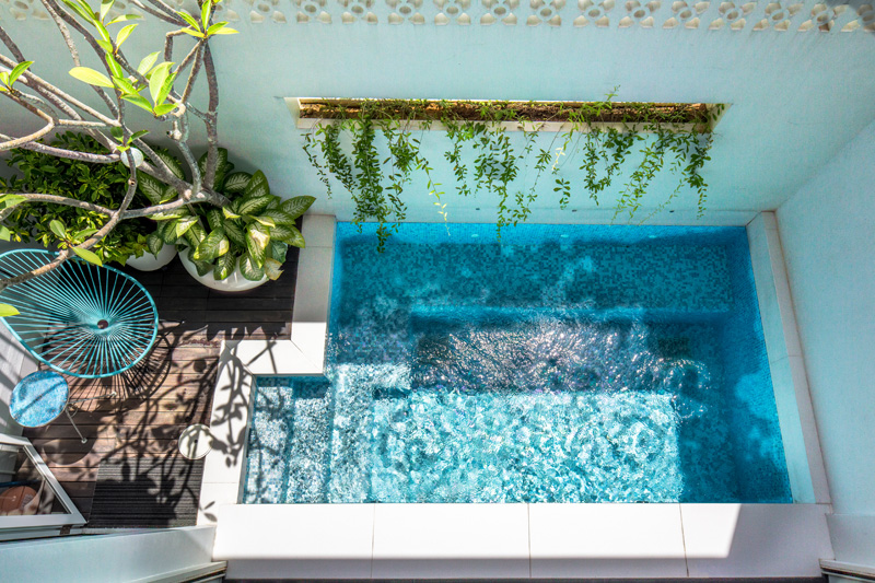 canapé-modulable-piscine-éxtérieure-mur-niche-chaise-métal-bleue-acapulco
