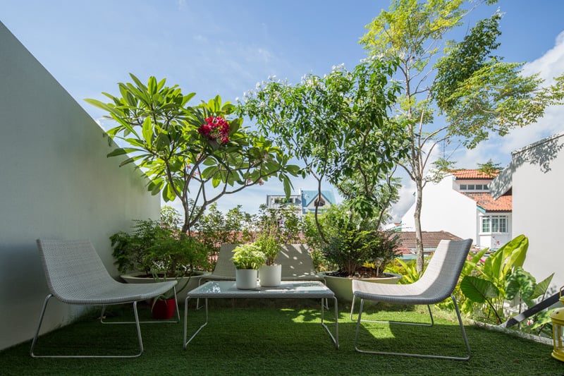 canapé-modulable-terrasse-moderne-meubles-blancs-plantes-décoratives