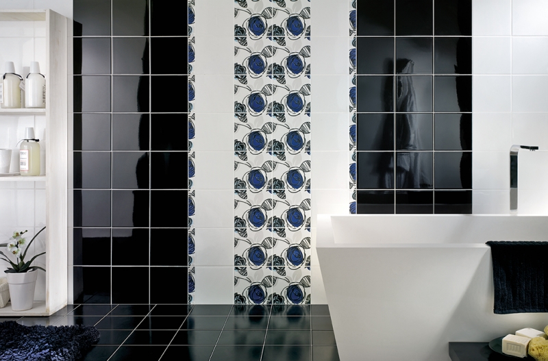 carrelage-salle-bain-noir-blanc-carreaux-carres-motifs-floraux-bleus-Quinta-strada