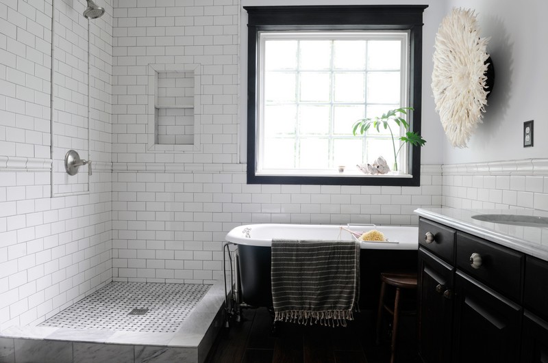 carrelage-salle-bain-noir-blanc-carreaux-metro-blancs-baignoire-noir-blanc-meuble-vasque-noir-blanc