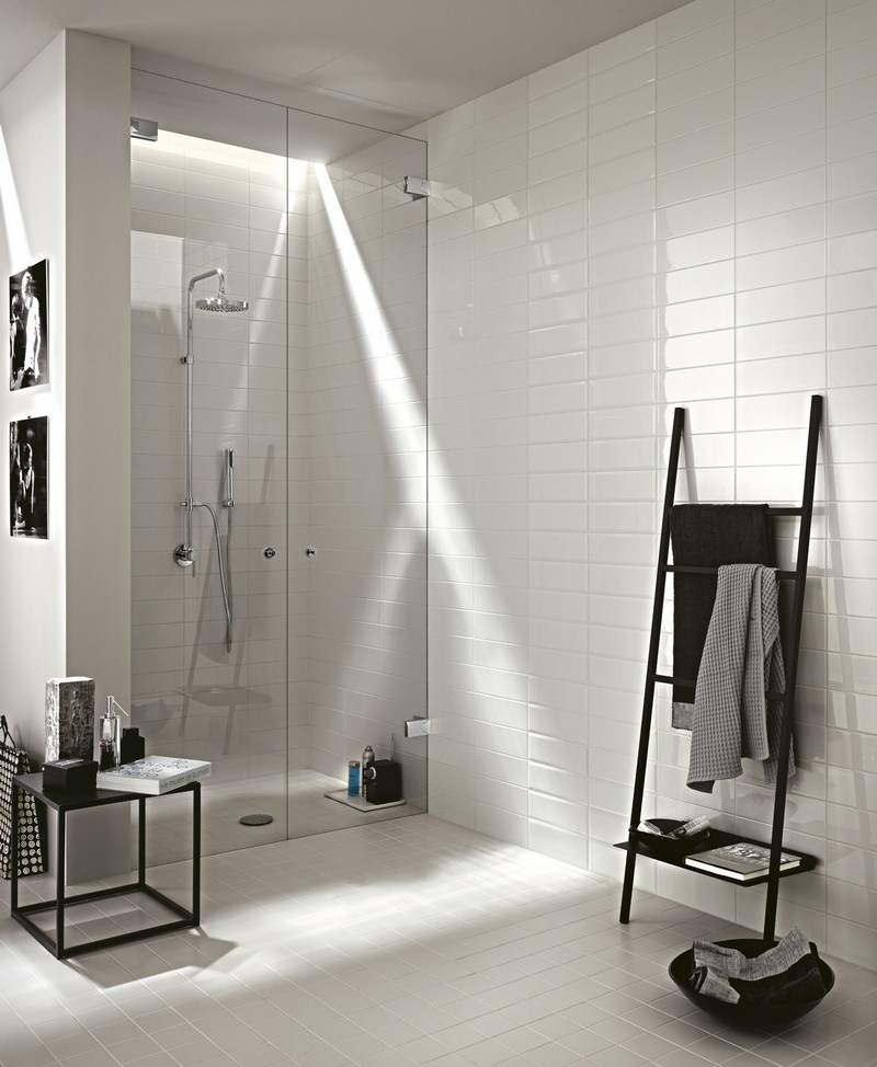 carrelage-salle-bain-noir-blanc-carrelage-metro-blanc-porte-serviette-echelle