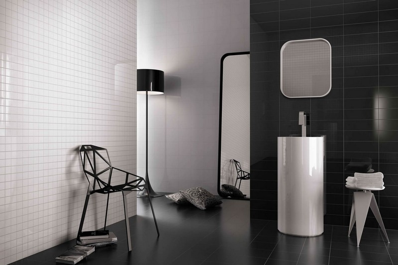 carrelage-salle-bain-noir-blanc-mosaique-murale-blanche-carreaux-noir-vasque-pied-blanche