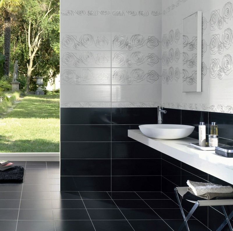 carrelage-salle-bain-noir-blanc-motifs-floraux-argentes-Quinta-strada