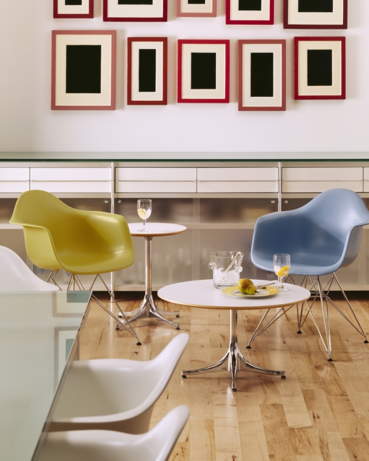 chaise Charles Eames accoudoirs pieds métalliques couleurs-pastel