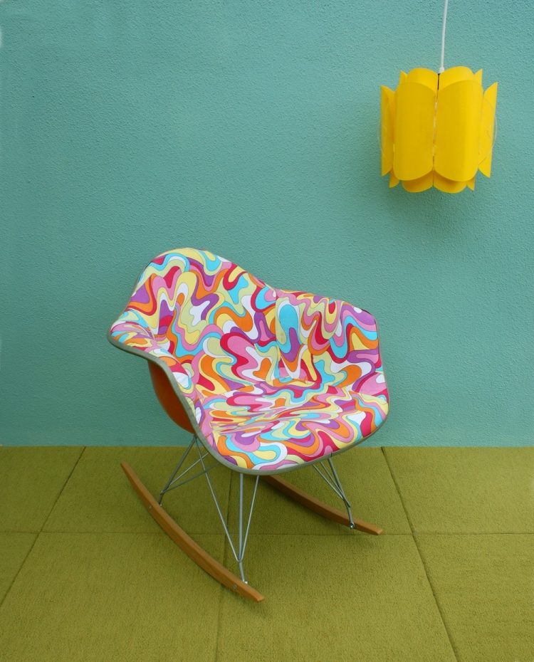 chaise-charles-eames-bascule-tapissée-tissu-multicolore-taquin