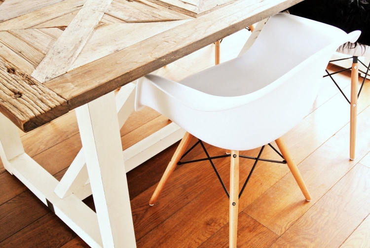 chaise-charles-eames-daw-assise-blanche-pieds-érable-table-massive