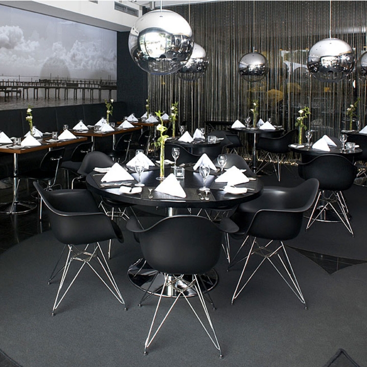 chaise-charles-eames-noires-piètement-tour-eiffel-restaurant-moderne