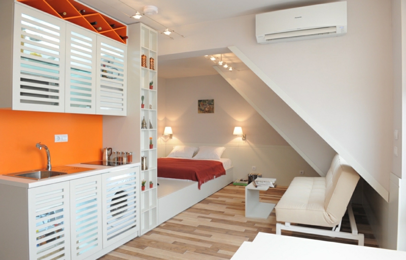 chambre-salon-lit-plateforme-kitchenette-blanc-orange-canape
