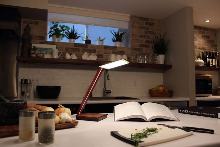 chargement-sans-fil-aerelight-lampe-table-rouge-cuisine
