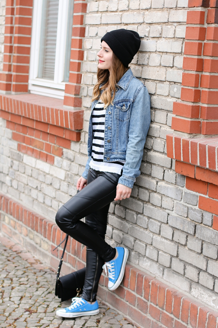 chaussures-tennis-femme-blanc-bleu-turquoise-pantalon-cuir-noir-veste-jean