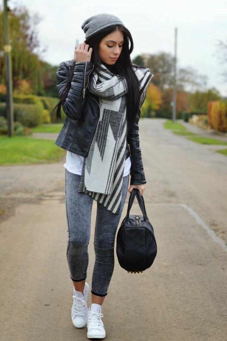 chaussures-tennis-femme-blanches-jeans-gris-veste-cuir-noir-écharpe-bonnet-assortis