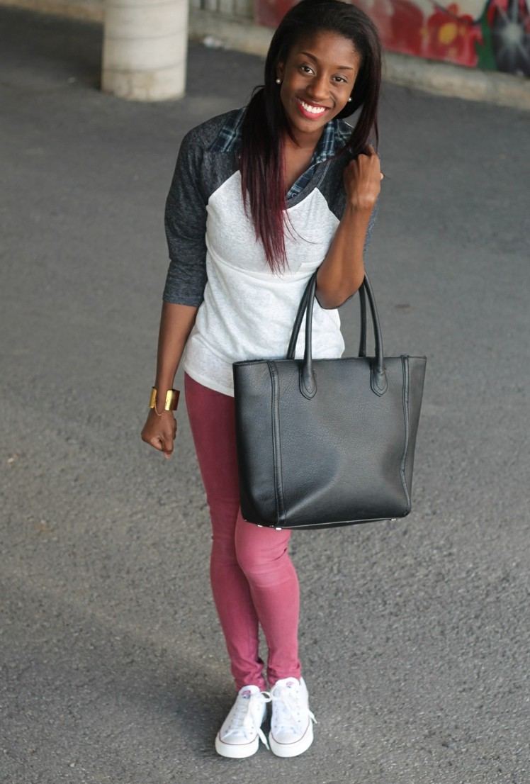 chaussures-tennis-femme-blanches-jeans-roses-veste-assortie-sac-cuir-noir