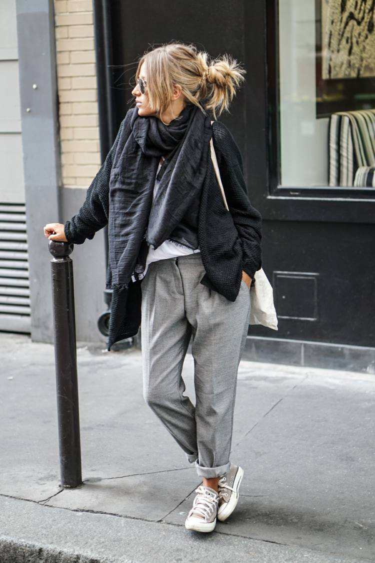 chaussures-tennis-femme-gris-blanc-pantalon-assorti-veste-écharpe-noires