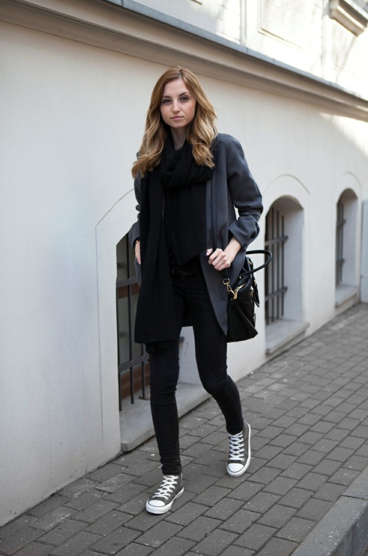 chaussures-tennis-femme-jeans-noirs-top-écharpe-assortis-veste-gris-foncé