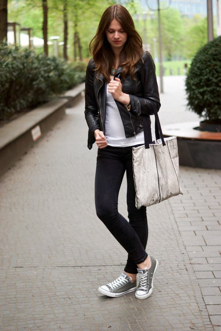 chaussures-tennis-femme-jeans-noirs-veste-cuir-assortie-top-blanc