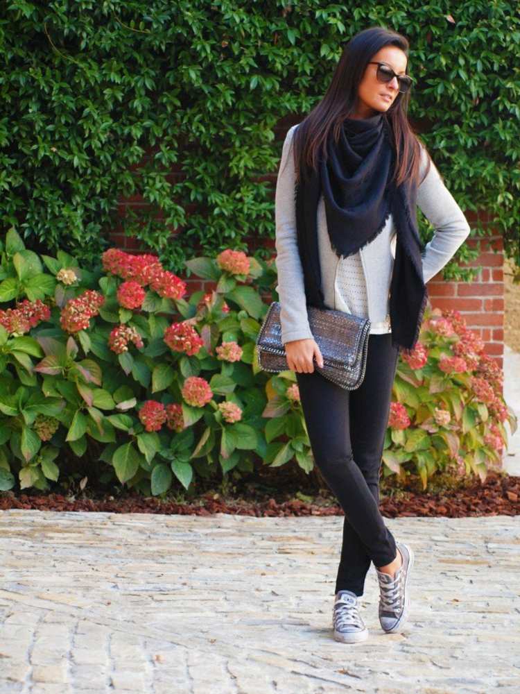 chaussures tennis femme jeans-slim-noirs-foulard-assorti-gilet-gris-clair