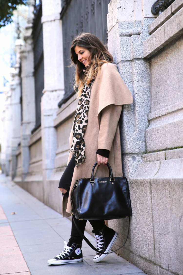 chaussures-tennis-femme-noir-blanc-sac-cuir-noir-asorti-manteau-laine-marron