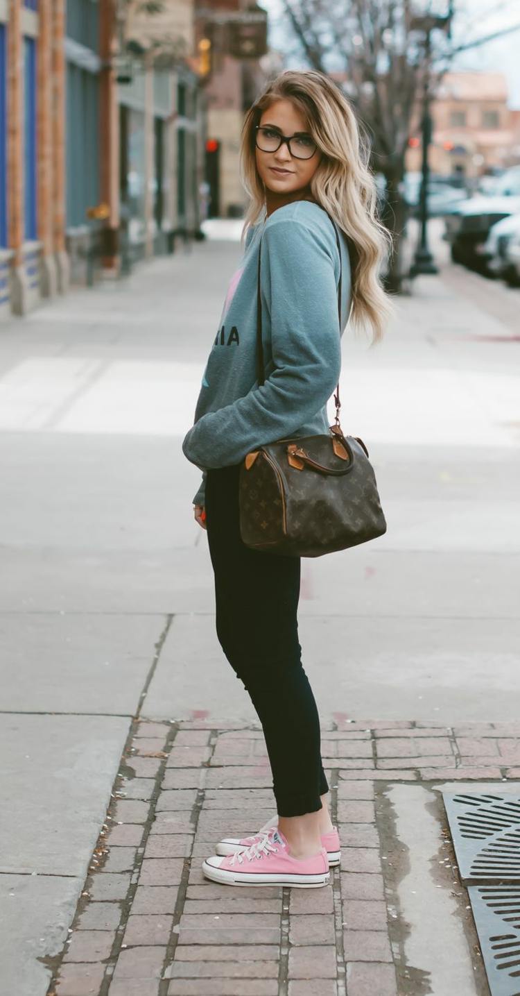 chaussures-tennis-femme-roses-jeans-noirs-gilet-bleu-sac-Louis-Vuitton