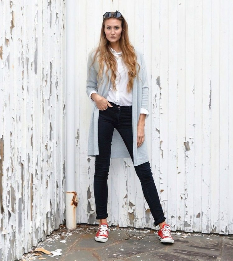 chaussures-tennis-femme-rouge-blanc-jeans-bleu-foncé-cardigan-gris-clair