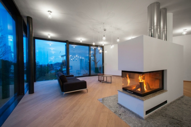 cheminée centrale blanche-foyer-fermé-canapé-design-noir-parquet-bois-clair