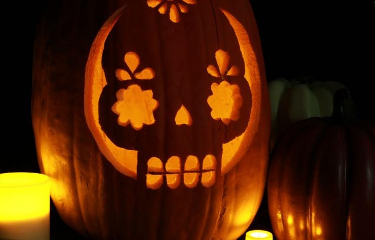 citrouille-Halloween-motifs-creusés-bougies-électriques