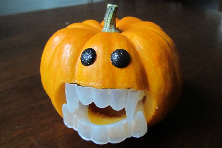 citrouille-Halloween-yeux-noirs-dents-décoratives