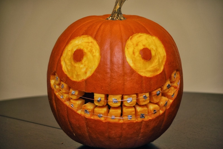 citrouille-Halloween-yeux-sourire-dents-creusés