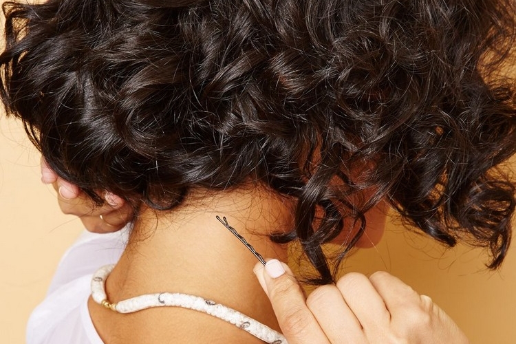 Coiffure cheveux bouclés naturellement - techniques et idées