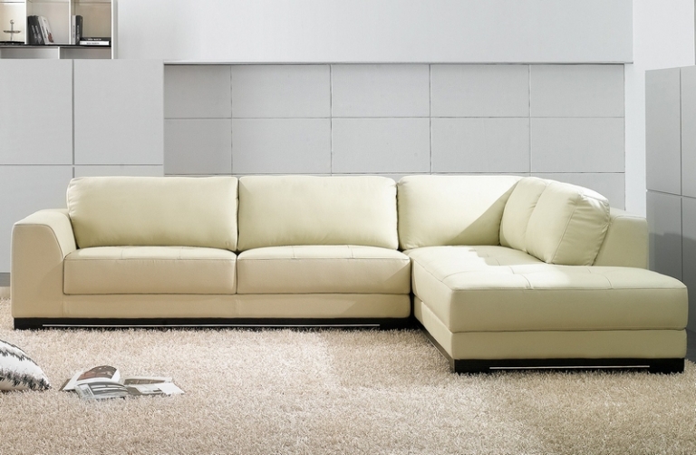 comment nettoyer un canapé en cuir canapé-angle-cuir-blanc-cassé-tapis-poil-long-beige