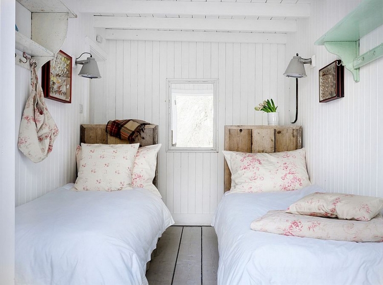 cottage-anglais-décor-blanc-coussins-assortis-motifs-roses-tête-lit-bois-flotté