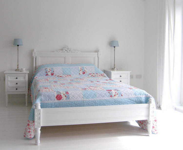 cottage-anglais-décor-blanc-literie-bleue-motifs-roses-sol-bois-blanc