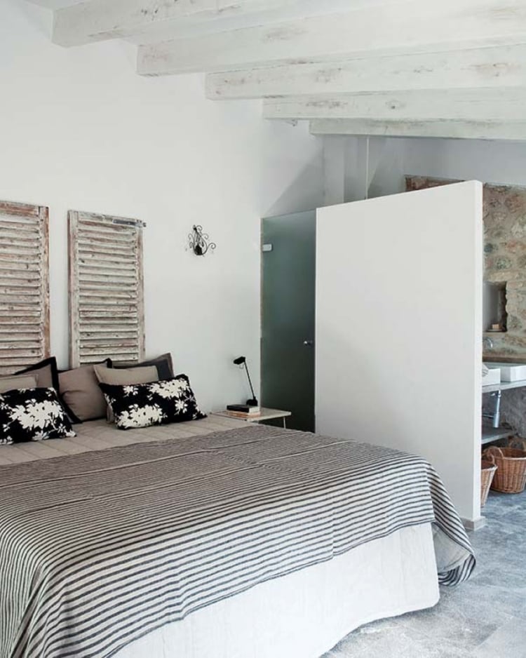 cottage anglais décor-blanc-plafond-poutres-apparentes-cloison-bois-blanc