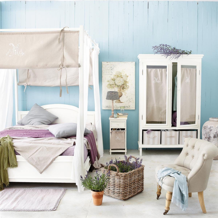 cottage-anglais-lit-baldaquin-meubles-blancs-fleurs-décoratives