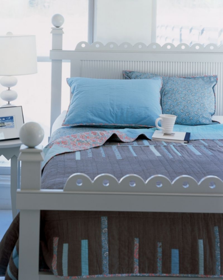 cottage-anglais-lit-blanc-literie-bleue-motifs-coussins-assortis