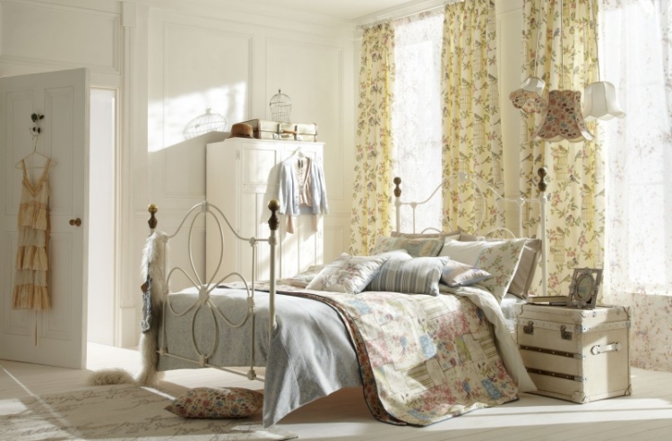 cottage-anglais-lit-blanc-structure-métallique-literie-motifs-fleurs-rideaux-assortis