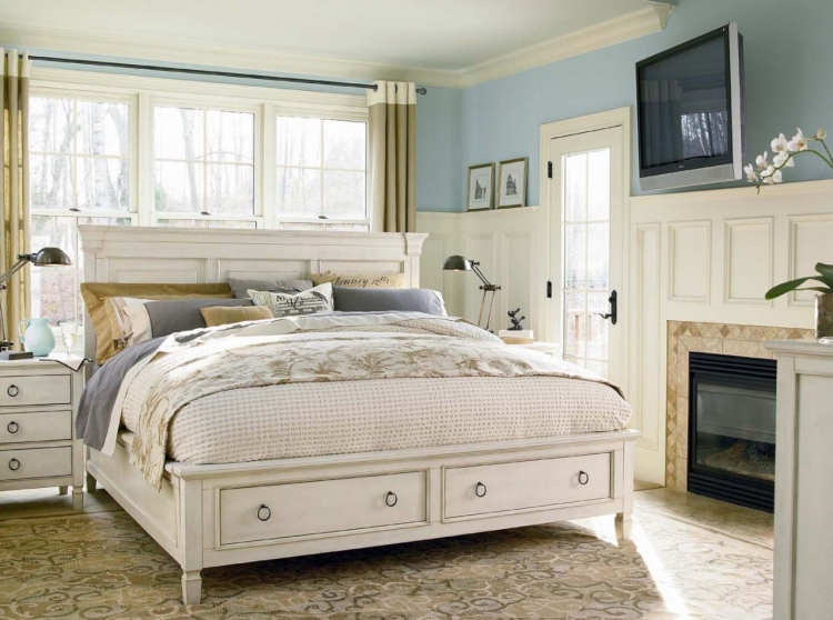 cottage-anglais-meubles-blancs-cheminée-intégrée-marbre-murs-bleus