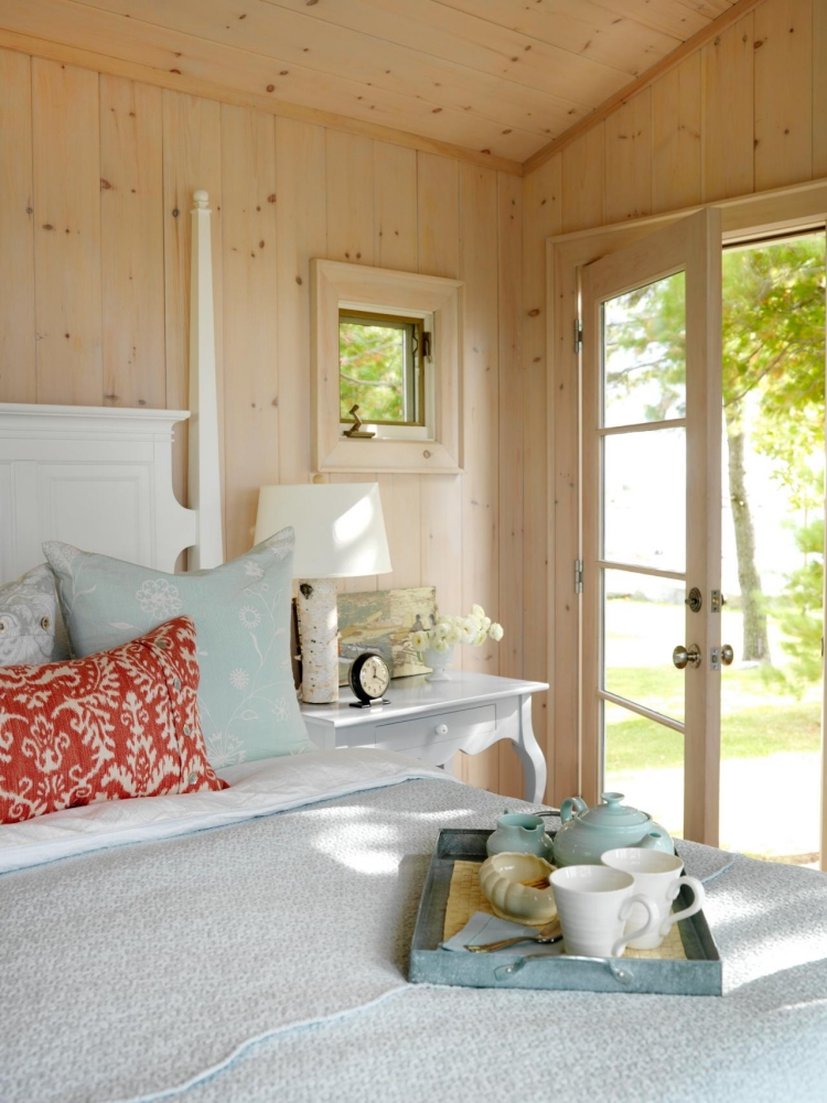 cottage-anglais-meubles-blancs-linge-lit-blanc-bleu-clair-lambris-mural