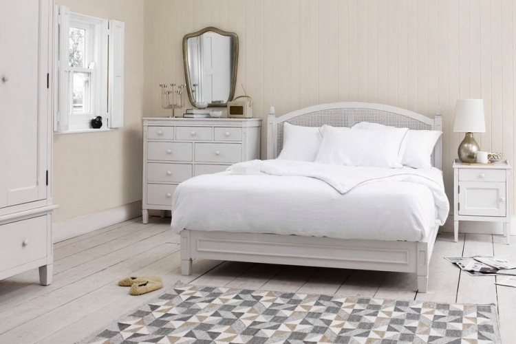 cottage anglais meubles-blancs-planché-bois-massif-assorti-tapis-motifs-multicolores