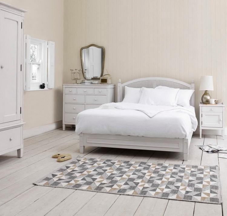 cottage anglais meubles-blancs-plancher-bois-massif-assorti-tapis-motifs-multicolores